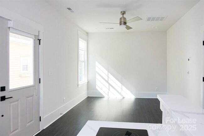 Building Photo - 1003 Parkwood Ave