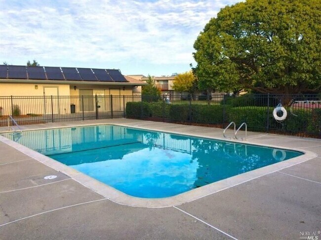 Building Photo - Lovely 2 bedroom PUD in the E Section of R...