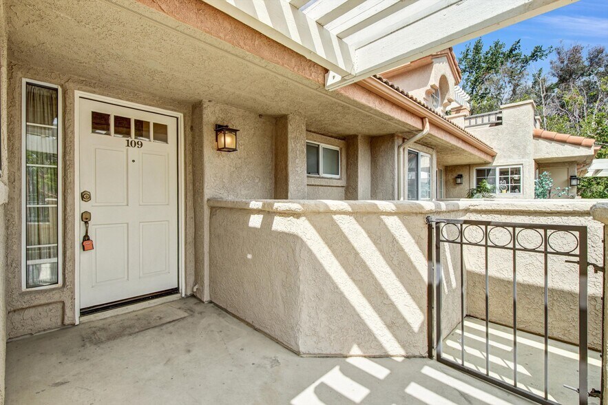 Building Photo - 23930 Arroyo Park Dr