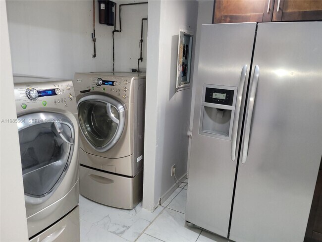 Building Photo - 14389 SW Kendale Lakes Cir