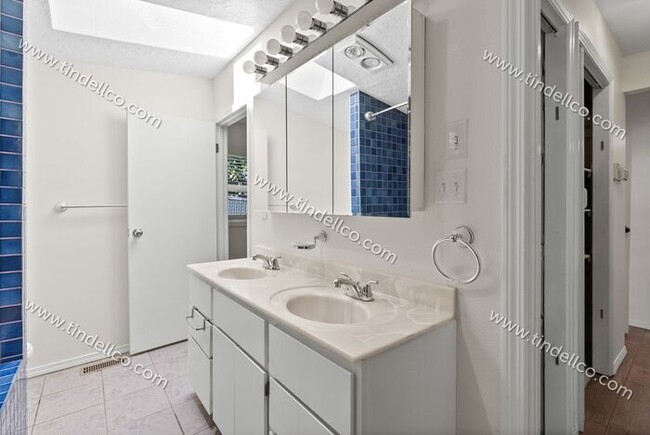 Building Photo - Darling Two Bedroom With Large Fenced Yard...