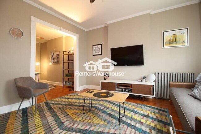 Building Photo - 305 W 31st St