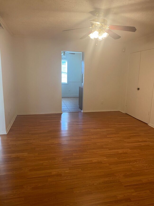 Building Photo - Great 2 Bedroom Condo !