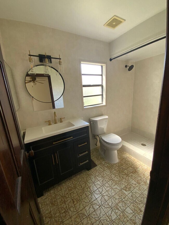 Building Photo - Beautiful, 1/2 of duplex close to I-4