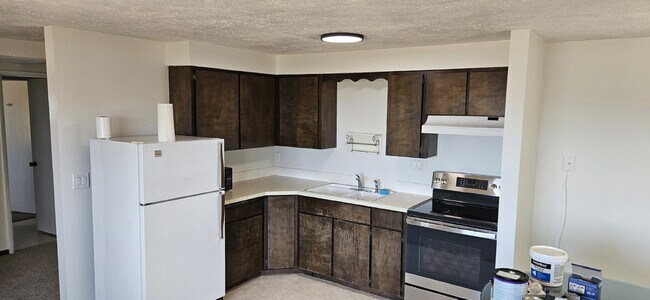Building Photo - 2 Bed 1 Bath Daylight Basement property. P...