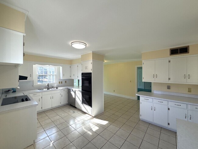 Building Photo - Beautiful 5 Bedroom 3 Bathroom House on Country Club Golf Course!