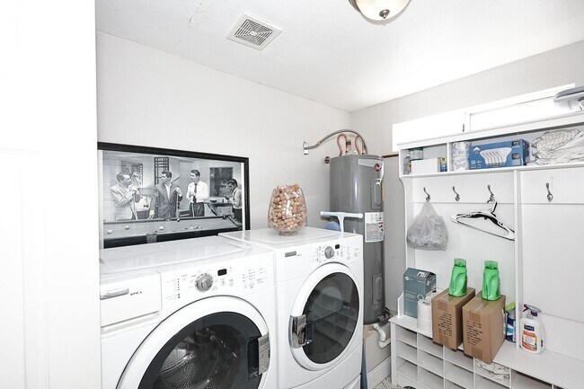 Building Photo - Fully Furnished Remodeled 4 Bedroom / 4 Bathroom Home with spacious back yard & pool in Central P...