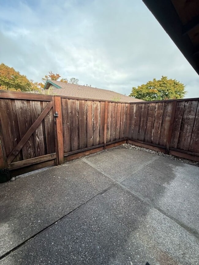 Building Photo - Rare 2 bedroom/1 bathroom Single Story Con...