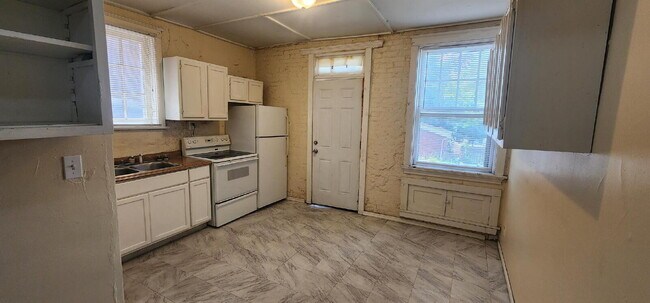 Building Photo - ** MOVE IN SPECIAL** First-Floor Unit with Hardwood Floors & Spacious Living Areas