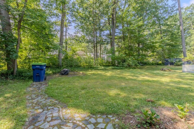 Building Photo - The Little Bungalow of Your Dreams Near East Bay! 2BR / 1BA Long-Term Rental