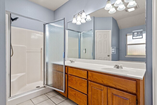 Building Photo - 800 Oak Ln Dr