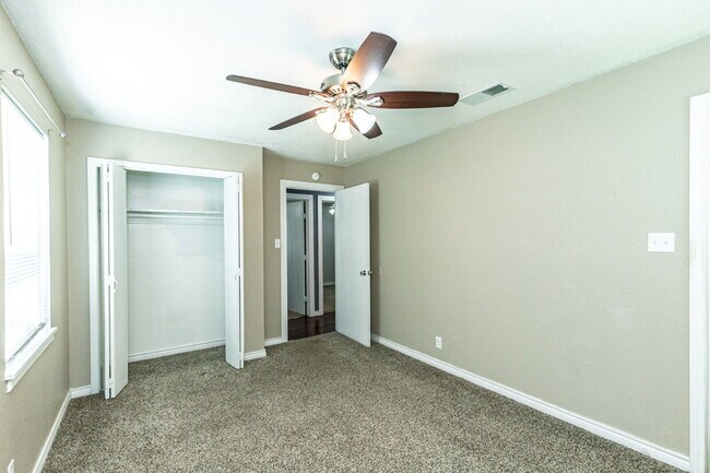 Building Photo - Sharp 3 Bedroom in LISD