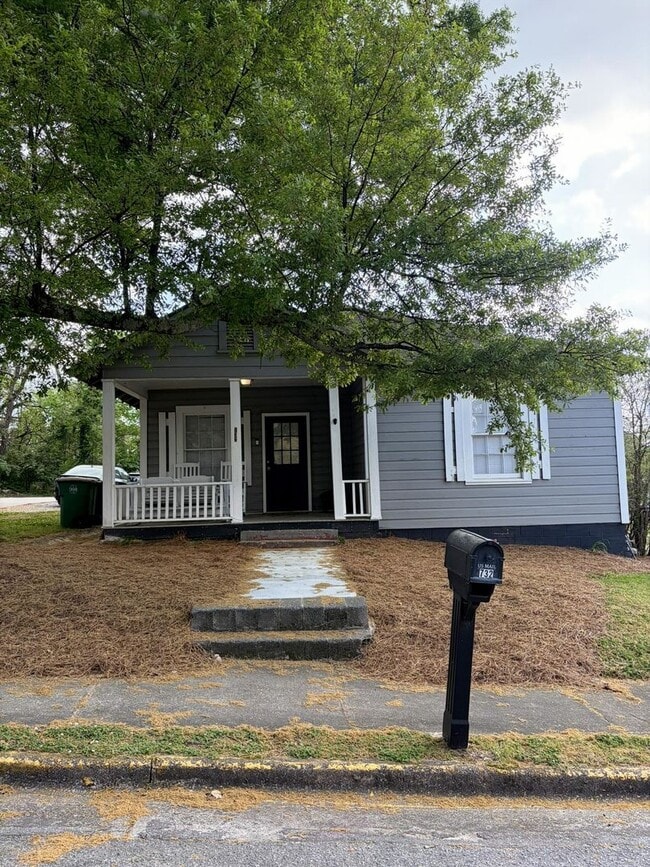 Building Photo - Awesome 3 Bed Close to Campus
