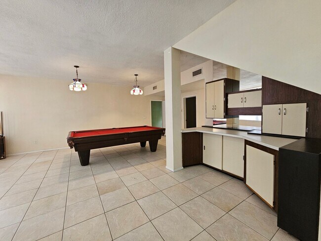 Building Photo - 6 Bedroom/3 Bath home in Black Acres