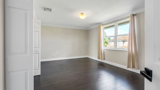 Building Photo - 5611 NW 118th Dr