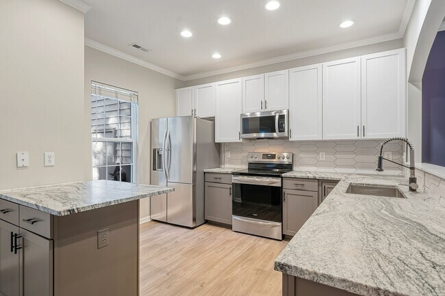 Building Photo - 3 Bedroom, 2.5 Bathroom Townhouse with Fen...