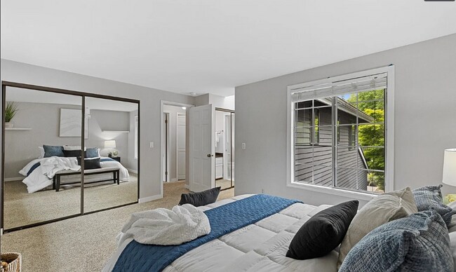 Building Photo - Kent East hill Condo townhome in Village at Single Creek - 3 bedroom 2.5 bath and 2 car garage. A...