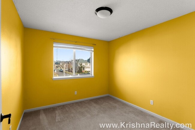 Building Photo - Outstanding 4 BD* 3* BA + *Bonus Room* Cor...