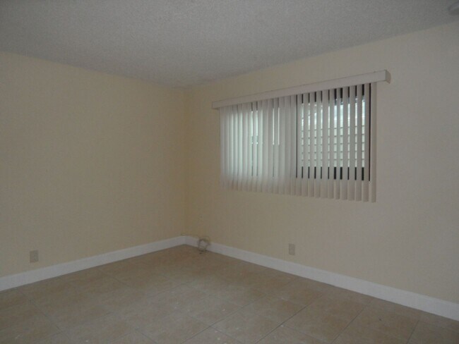 Building Photo - 2724 - YEAA Duplex