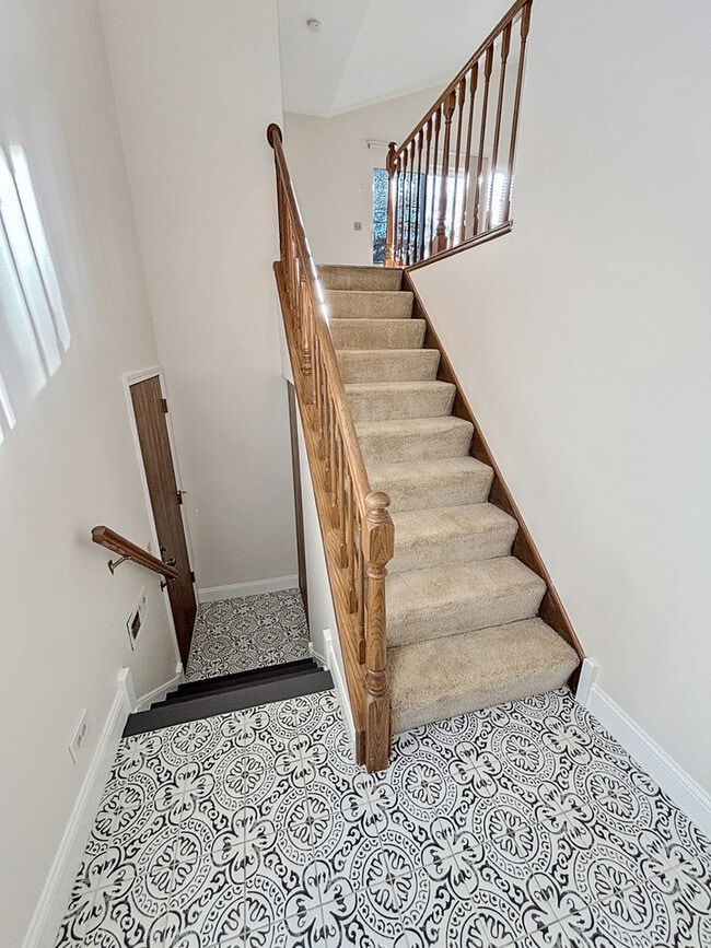 Building Photo - 404 W Hamilton Dr