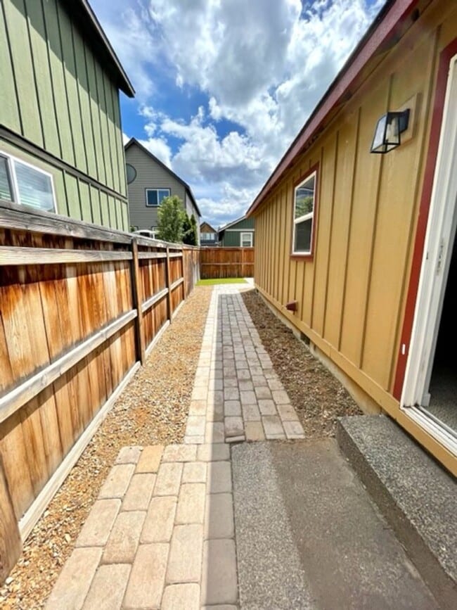 Building Photo - Single level home in NE Bend, close to sho...