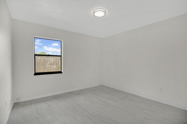 Building Photo - 398 Buttonwood Dr