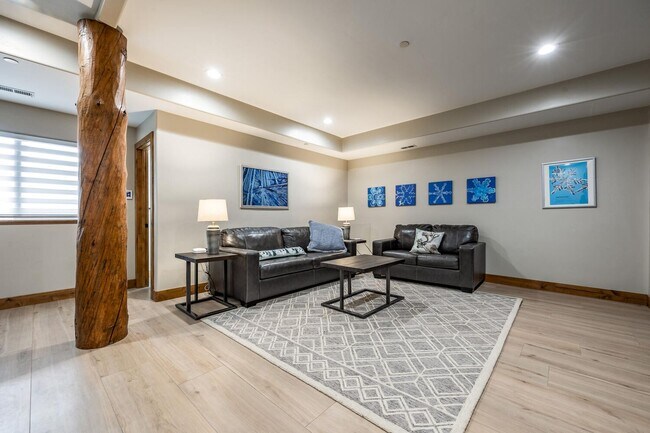 Building Photo - Modern Mountain Home in Desirable Pinebrook