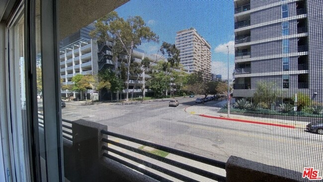 Building Photo - 701 S Kingsley Dr
