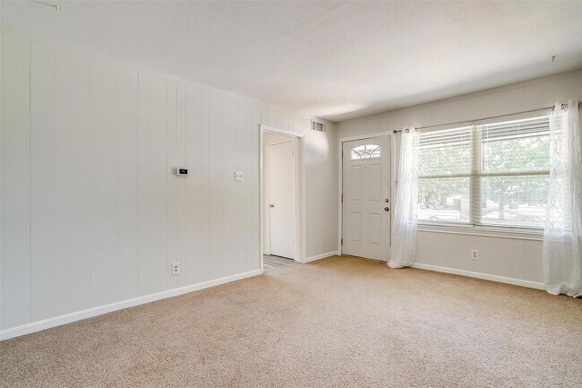Building Photo - Amazing Home in Western Hills- 3 bed, 1.5 ...