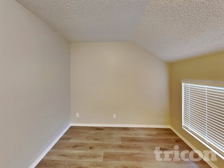 Building Photo - 317 Meandering Way Ct