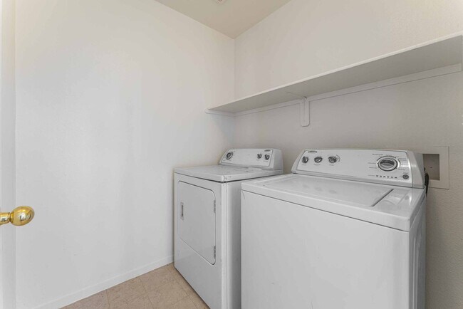 Building Photo - Modern Las Vegas Living with Style & Convenience!