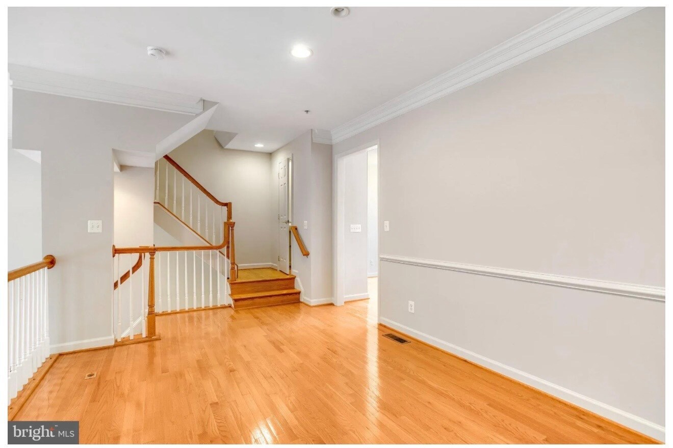 Building Photo - 213 Oak Knoll Ter