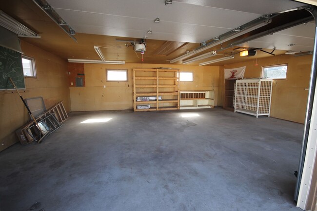 Building Photo - Sunnyside single family home with oversize...
