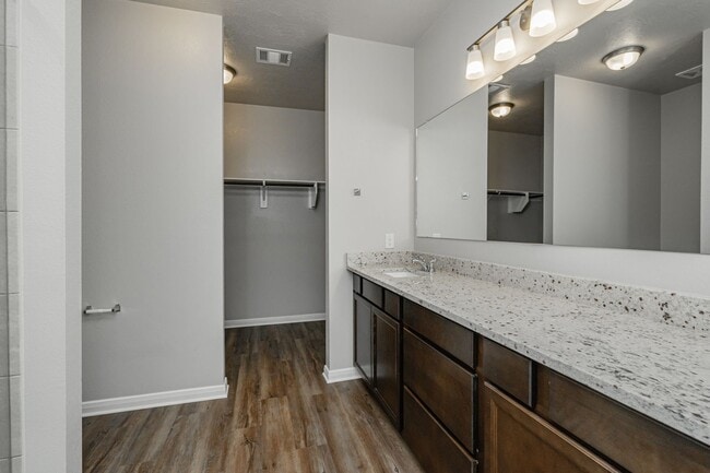 Building Photo - Impeccably Maintained Townhome in Brenham!