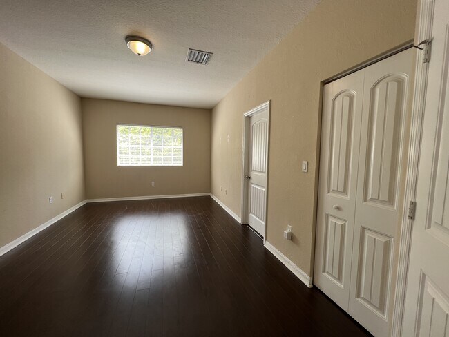 Building Photo - 3530 NW 29th Ct