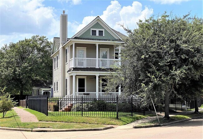 Building Photo - 801 Sawyer St