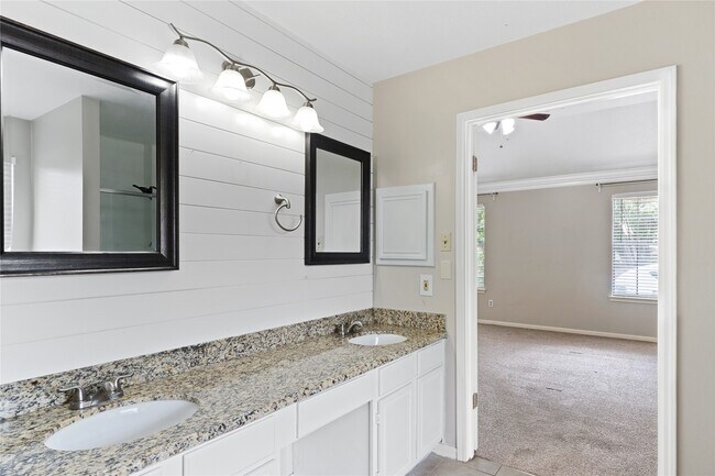 Building Photo - 11410 Meadowchase Dr