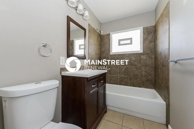 Building Photo - 4 Bedroom Pet-Friendly Home in Kansas City...