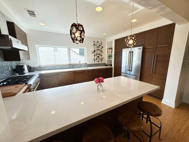 Building Photo - 3 Bdrm/2 Bath Mid-Century Home in Golden Hills Neighborhood of Fullerton