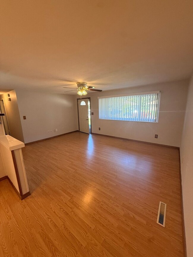 Building Photo - 4820 Rexwood Dr