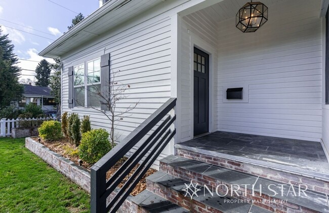 Building Photo - Coming Soon!  Remodeled Sellwood Bungalow