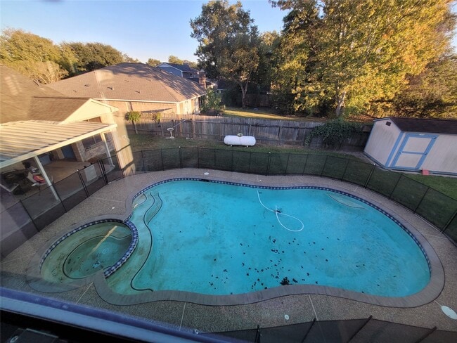 Building Photo - 2428 Parkview Dr