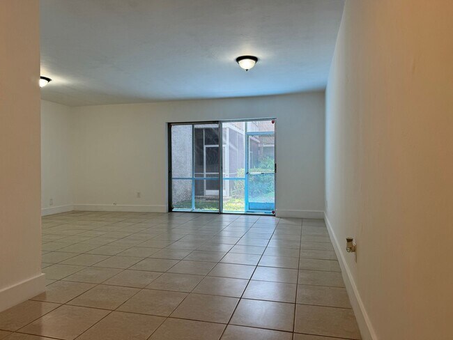 Building Photo - For Rent - Recently Remodeled 1/1 Condo - Great location in Kendall - $1,650
