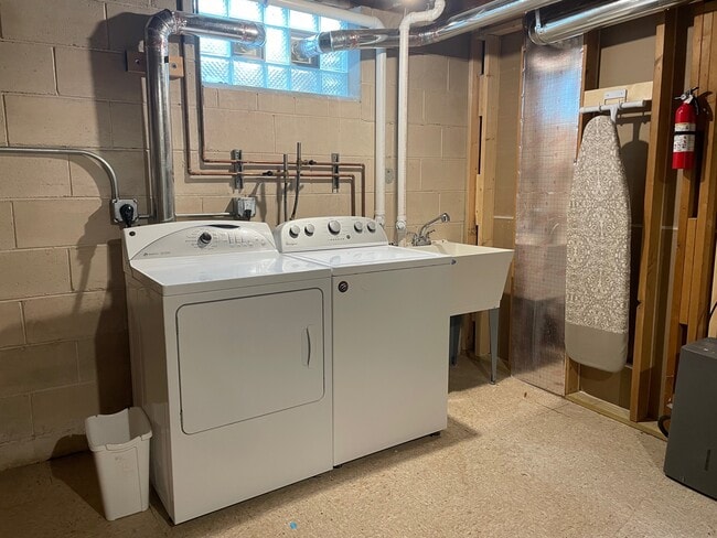 Building Photo - 506 N 91st St