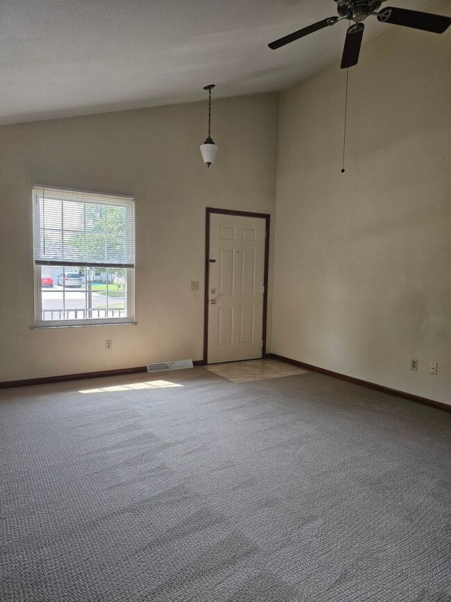 Building Photo - Spacious and bright BG Home