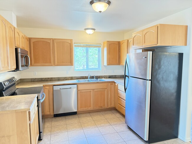 Building Photo - 626 Britton Ln