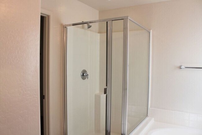 Building Photo - Beautiful 4 Bedroom in Lyons Gate!