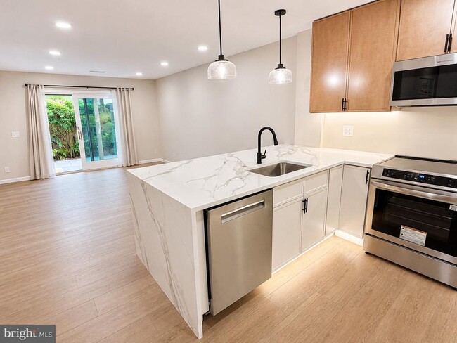 Building Photo - 2480 Glengyle Dr