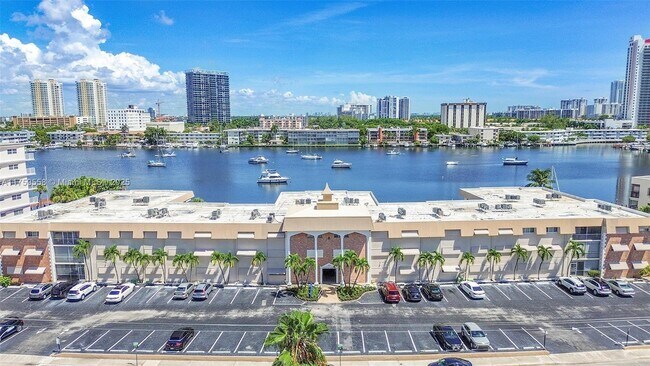 Building Photo - 300 Golden Isles Dr