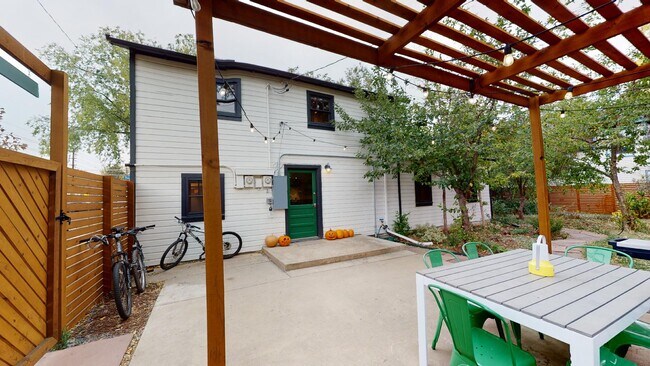 Gated yard with patio and outdoor dining - 2304 Pine Street